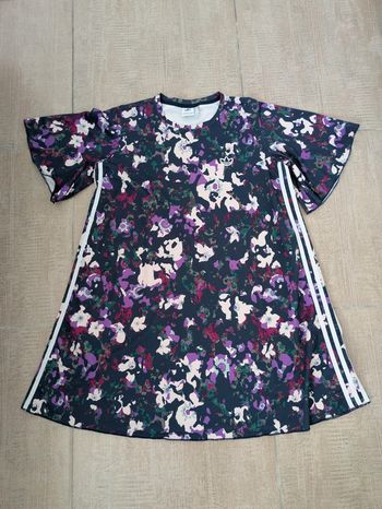 Robe adidas fleurie comme neuve