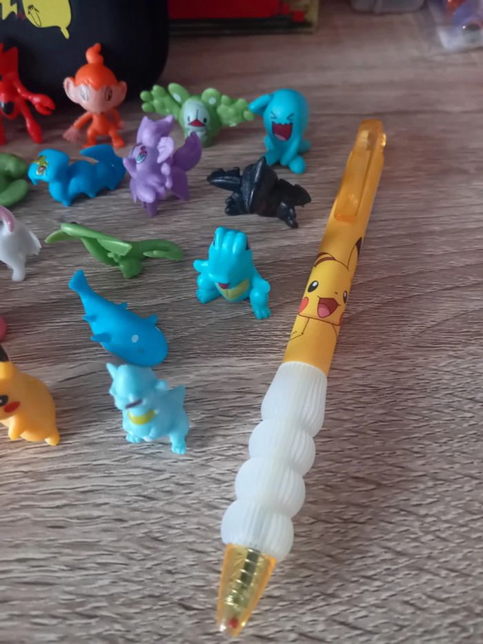 Lot thème pokemon 1 pochette, 24 minis figurines + 2 stylos neufs - photo numéro 4