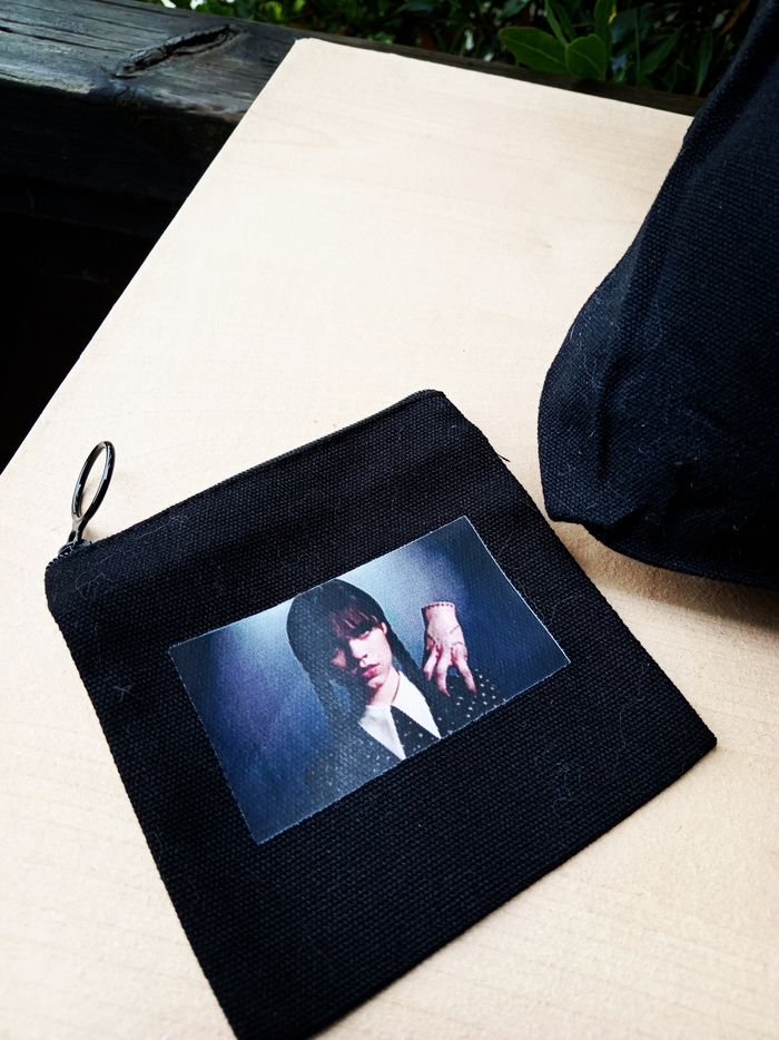 Lot produits dérivés de la série Wednesday (Mercredi) : sac cabas fourre-tout + porte monnaie carré - photo numéro 5