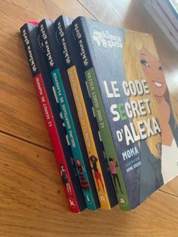 4 livres Kinra Girls présentation des héroïnes tomes K, I, N, A