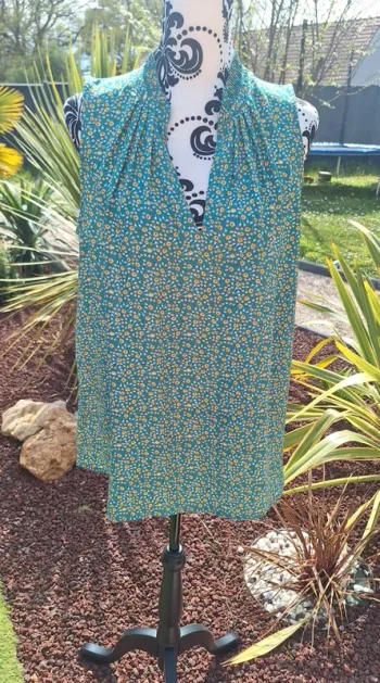 Jolie blouse fleurie taille 42/44 comme neuve