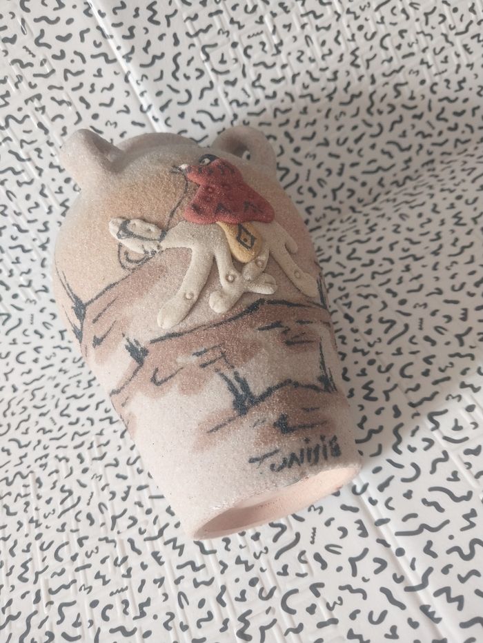 Vase artisanal en grès – personnage sur chameau – fait main Tunisie - photo numéro 4