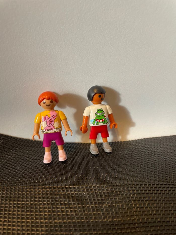 Playmobil lot 2 figurines enfants 1 garçon 1 fille tee-shirt motif cochon et grenouille