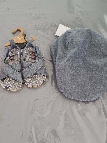 LOT NEUF 12 MOIS GARÇON  SANDALES ET BERET💣