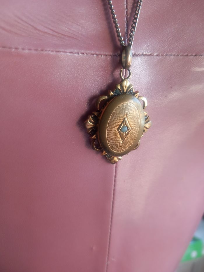 Chaîne avec pendentif ovale en métal doré - photo numéro 3