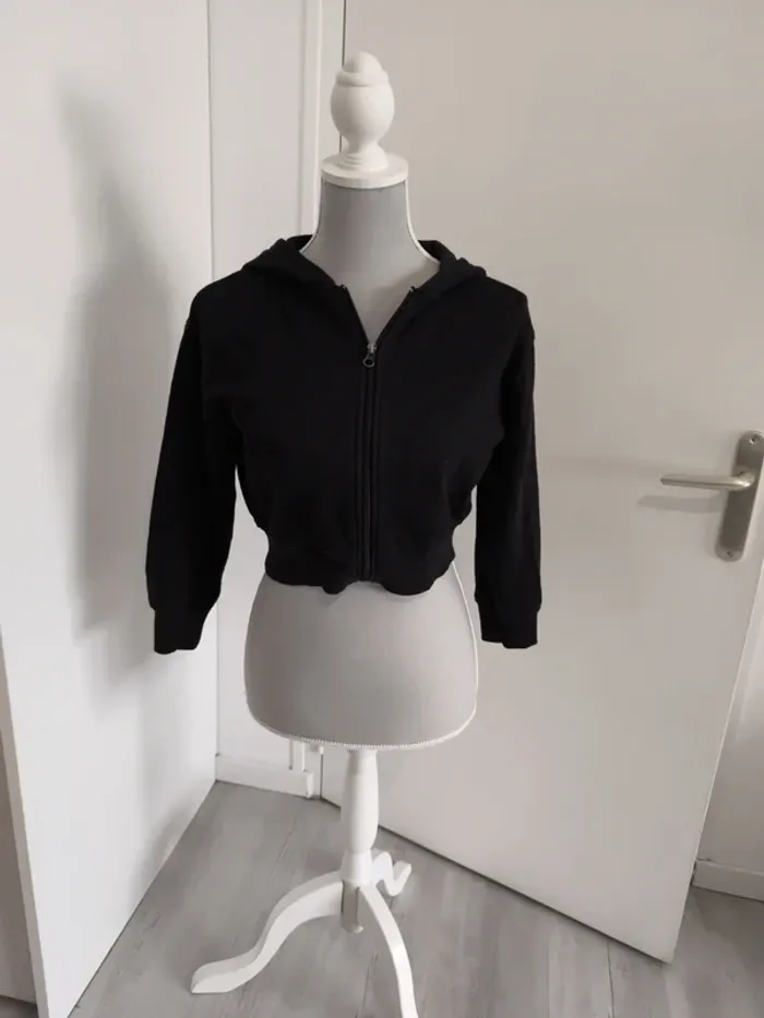 Gilet noir à capuche court