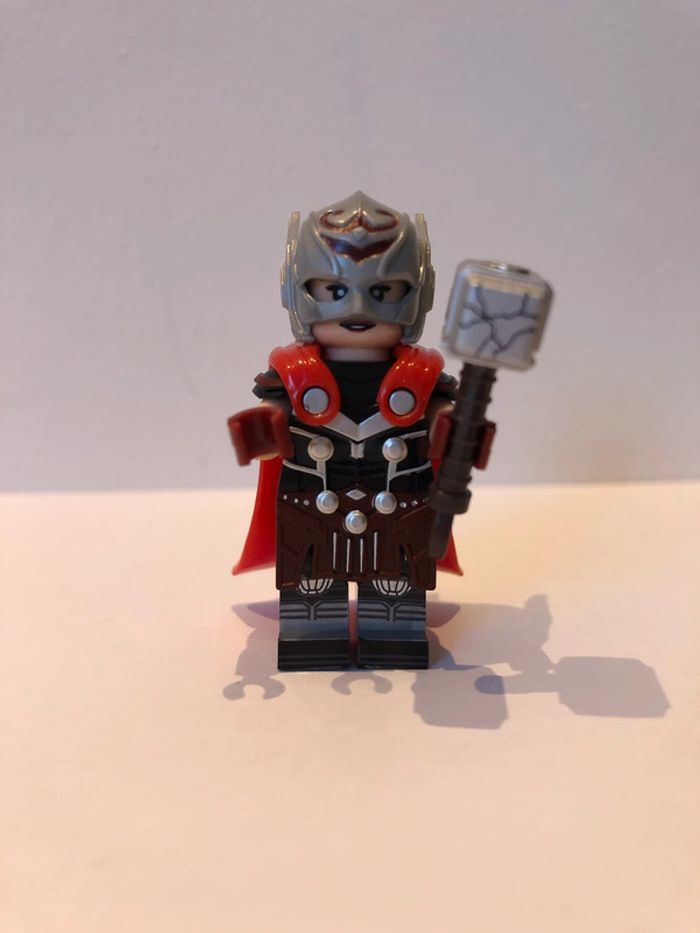 Figurine type lego Jane Foster. Marvel