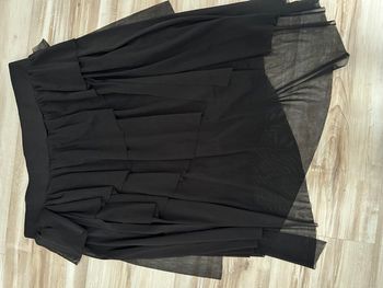Jupe asymétrique noire à volant