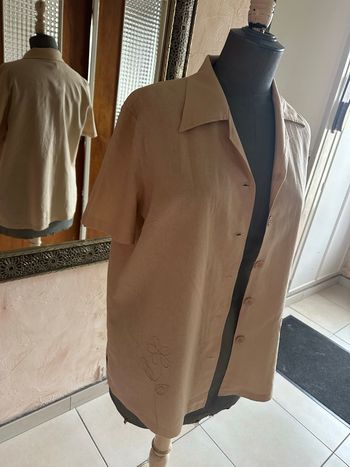 Veste longue, manches courtes beige. 55% lin et 45% coton. Sur étiquette XL mais elle taille petit 28/40