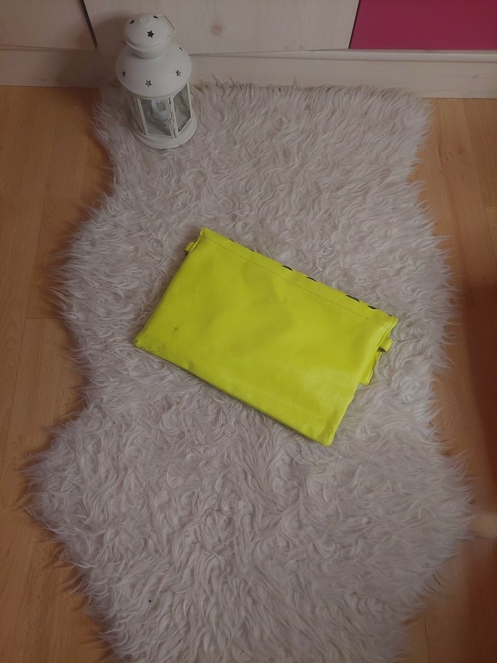 Pochette jaune fluo/noir BE 🌞 - photo numéro 2