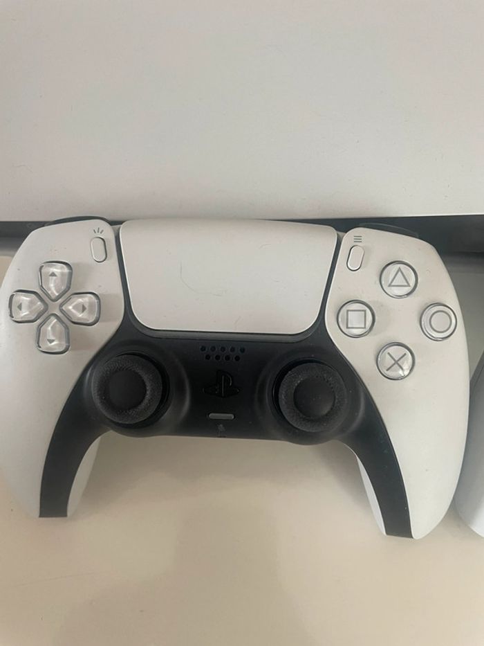PlayStation 5 avec 2 manettes - photo numéro 3