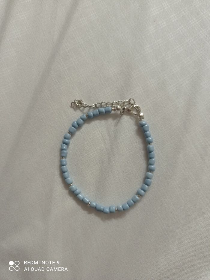 Bracelet en perles bleues ciel argentées, fait main Neuf - photo numéro 1