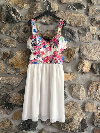 Robe blanche avec motifs de fleurs taille S 