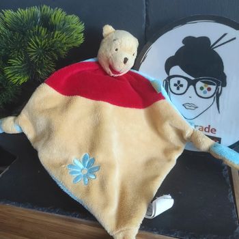 Doudou Winnie l’Ourson Plat Orange et Rouge Broderie Fleur Disney baby  jaune bleu