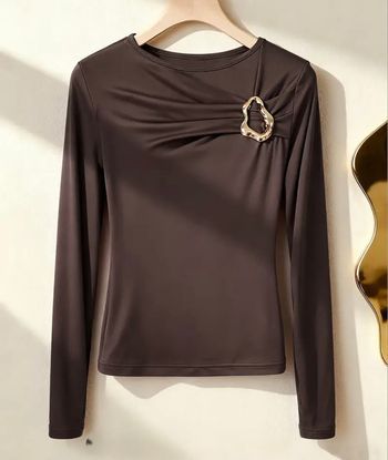 Top  marron avec broche dorée 