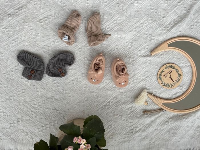 Paire de chaussons de naissance en tricot - photo numéro 3