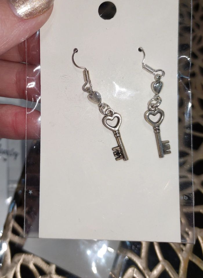 Lot de 6 bijoux neufs, d'oreilles thèmes amour, cœur, ailes, clefs. - photo numéro 7