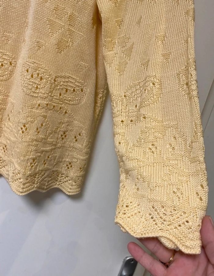 Joli pull jaune clair taille 40 plus d’étiquette entre aisselles 50 cm - photo numéro 3