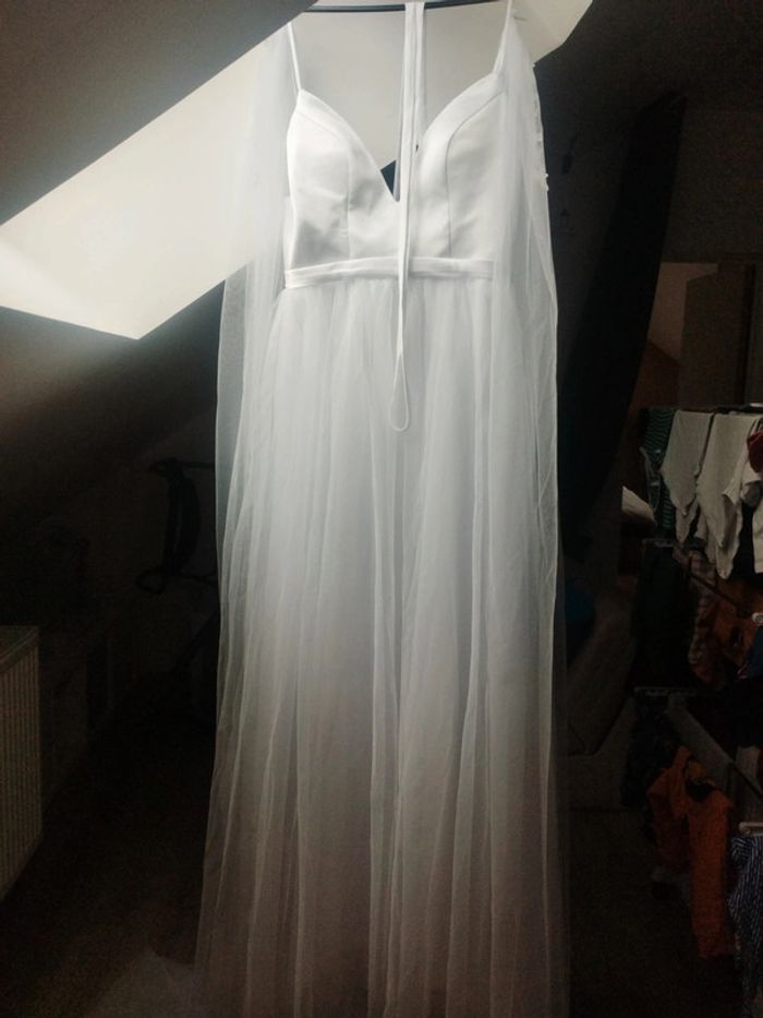 Jolie robe de mariée blanche à bretelles et traîne neuve taille 38-40 - photo numéro 2