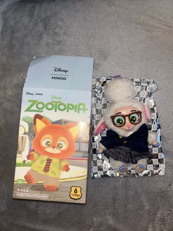 Peluche porte-clefs style labubu zootopia Disney 