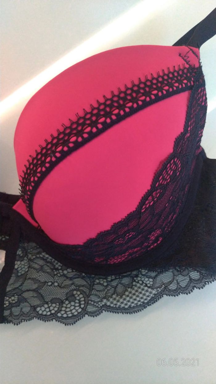 Soutien gorge rouge et noir dentelle - photo numéro 4