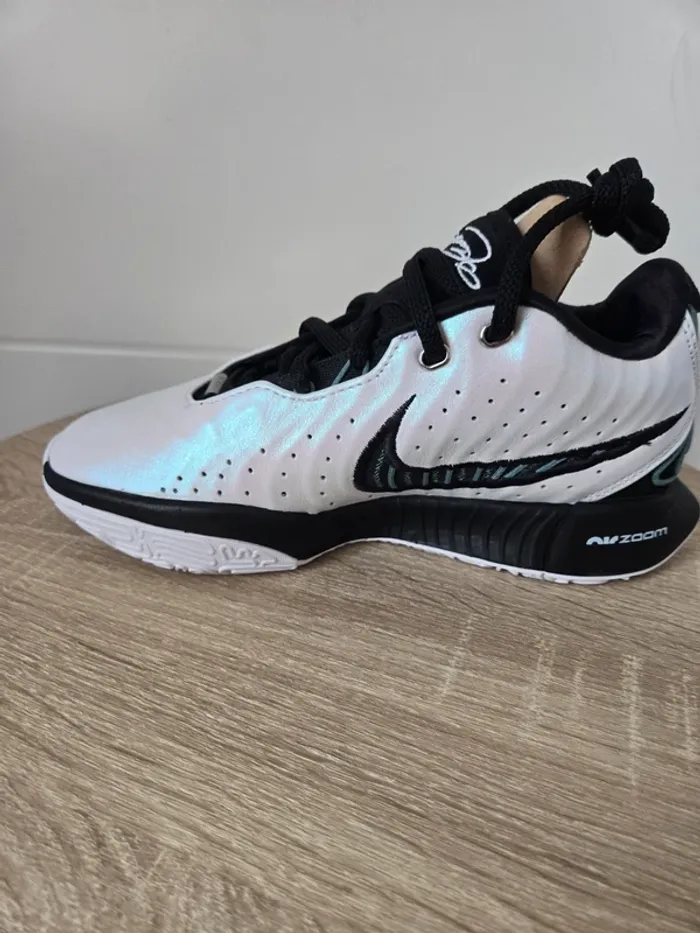 Nike LeBron 21 XXI taille 36,5 neuf noir blanc - photo numéro 3