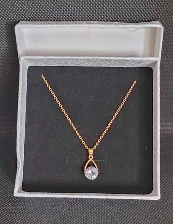 Collier doré pierre