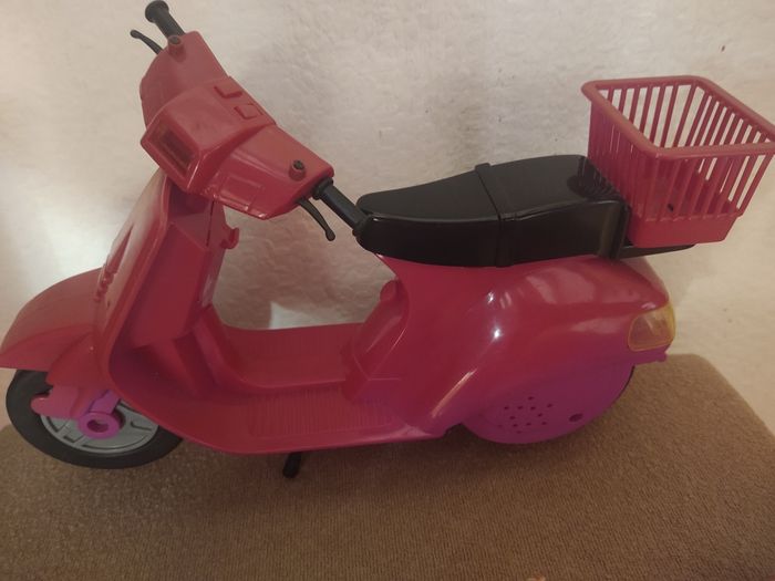 Lot Barbie + scooter + accessoires - photo numéro 7