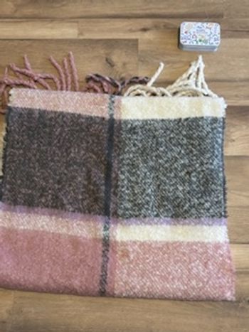 Je vend une grande et large écharpe très bon état 