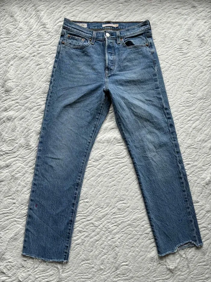 Jean Levi’s femme Wedgie Straight L28 36/38 S/M Premium Bleu taille haute 7/8 eme cropped effiloché - photo numéro 4