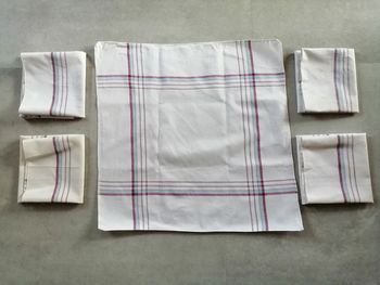 lot de 5 mouchoirs blancs à carreaux