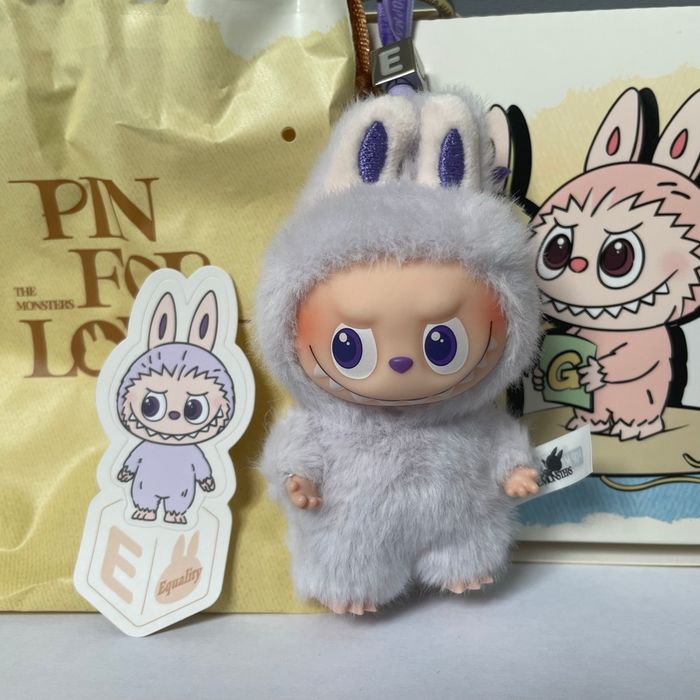 Peluche LABUBU Pin for Love – Lettre E (POP MART)