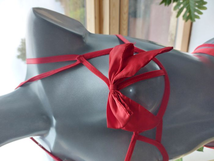 Ensemble 3 pièces composé d’un porte-jarretelles en strass - photo numéro 4