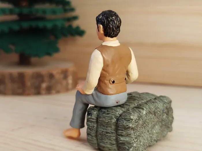 Schleich personnage homme au chapeau assis - photo numéro 3