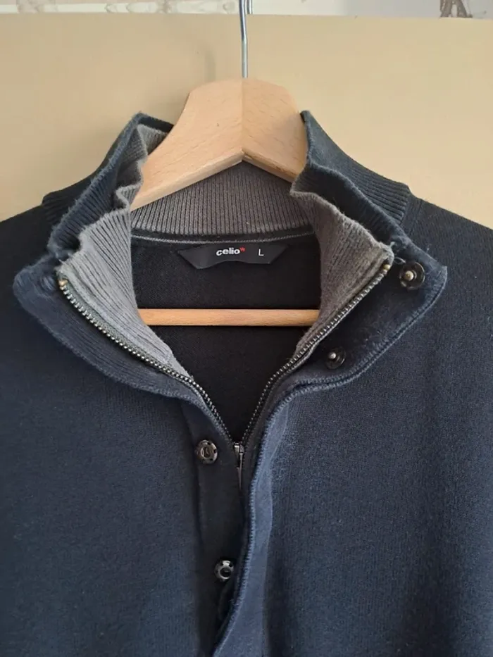 Pull homme celio noir L peu porté très très légère décoloration pliage se voit pas prix mini - photo numéro 3