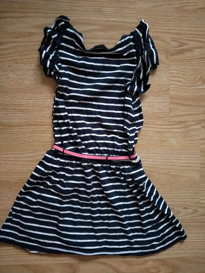 Robe bleue marine et blanche. Fille . Kiabi.
Taille 4 ans - photo numéro 6