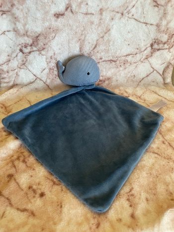 Doudou Baleine grelot rayé bleu et blanc mouchoir Zeeman