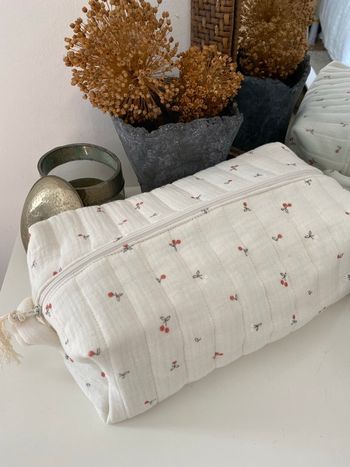 Trousse de maquillage matelassée en gaze de coton crème et petites cerises 