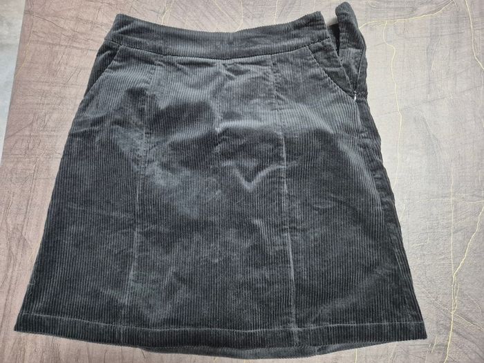 Jupe neuve taille 38 mais vaut un 40 - photo numéro 3