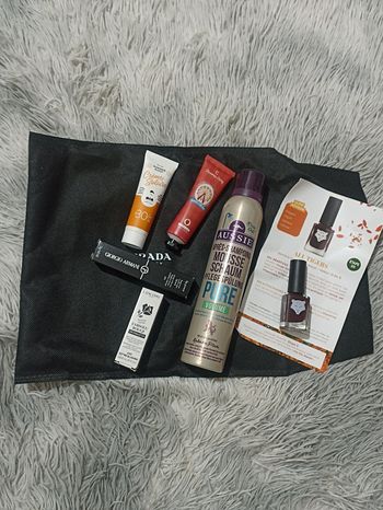Lot de produits de beauté soins et maquillage et pochette Prada 