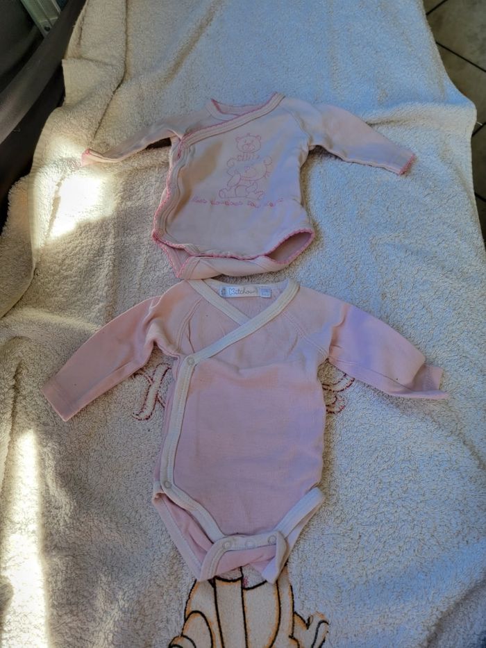 Lot de 3 pyjamas et 2 bodies 1 mois fille - photo numéro 2