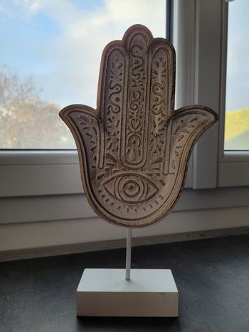 Main de Fatma décorative sur socle