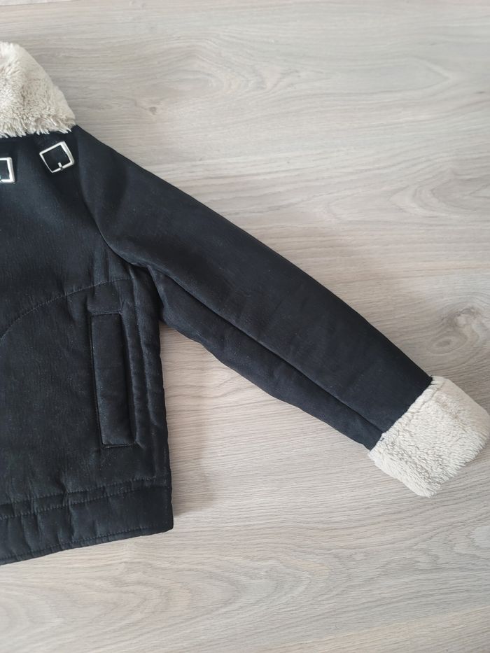 Veste noire  avec col en fourure - photo numéro 4