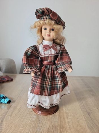 Poupee en porcelaine