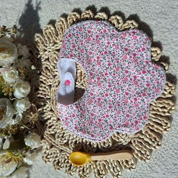 Bavoir fleur motif liberty rose 2