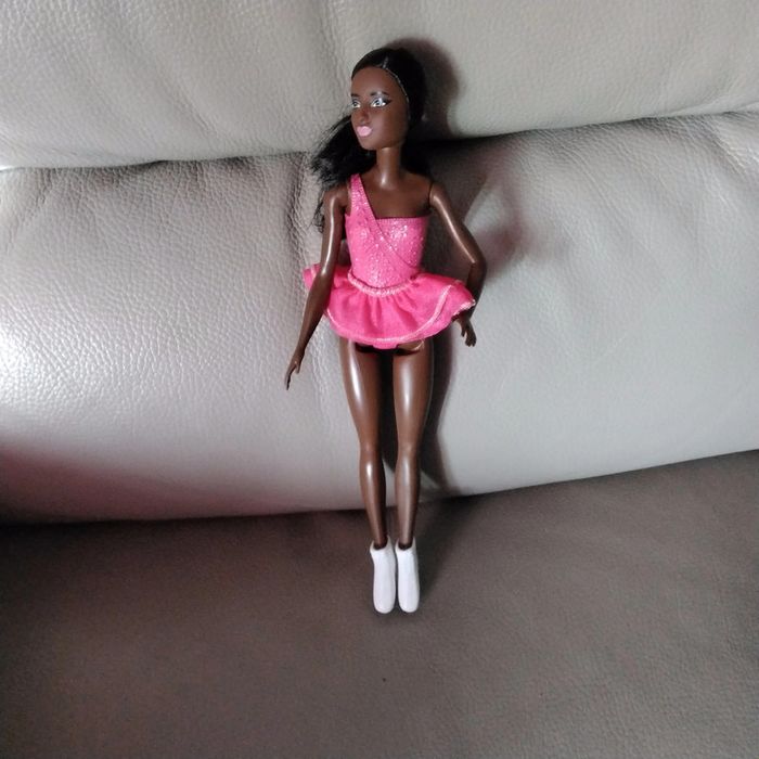 Barbie patineuse artistique avec tenue rose à paillettes - photo numéro 2