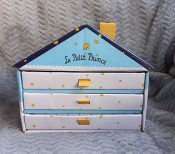 boite en forme de maison, crayons - LE PETIT PRINCE