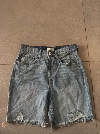Short en jean H&M, taille 36, neuf 36x46cm