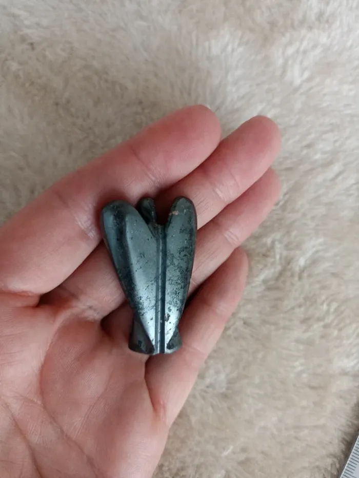 Ange en pierre naturelle hématite artisanal - photo numéro 4