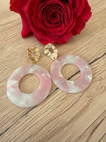 Créoles graphiques blanc nacré et rose avec du métal martelé.